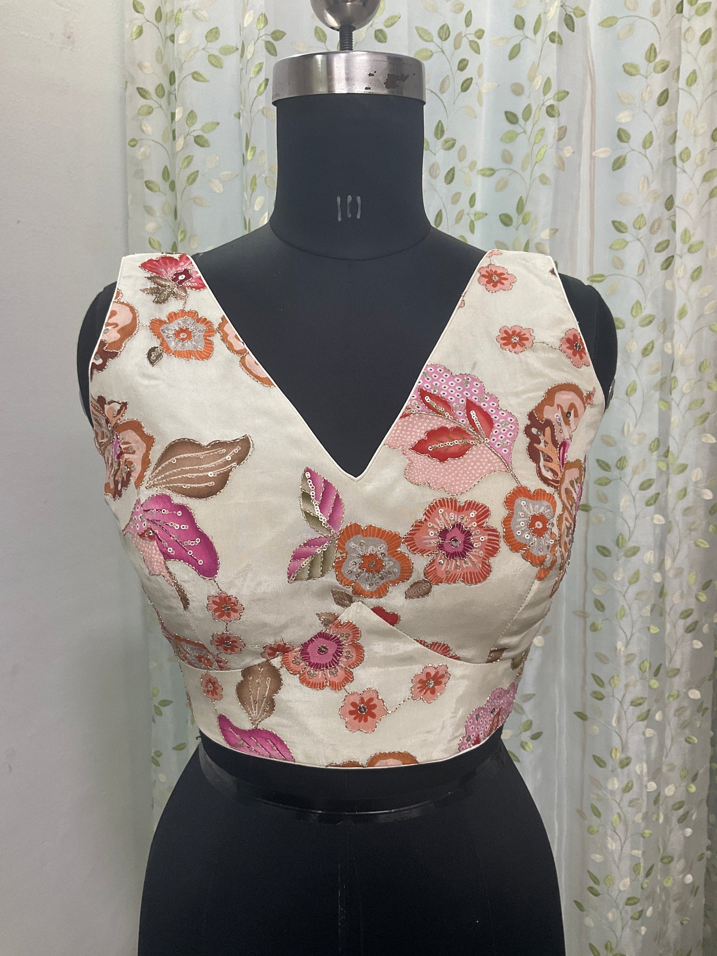 Crape embroidery sleeveless blouse