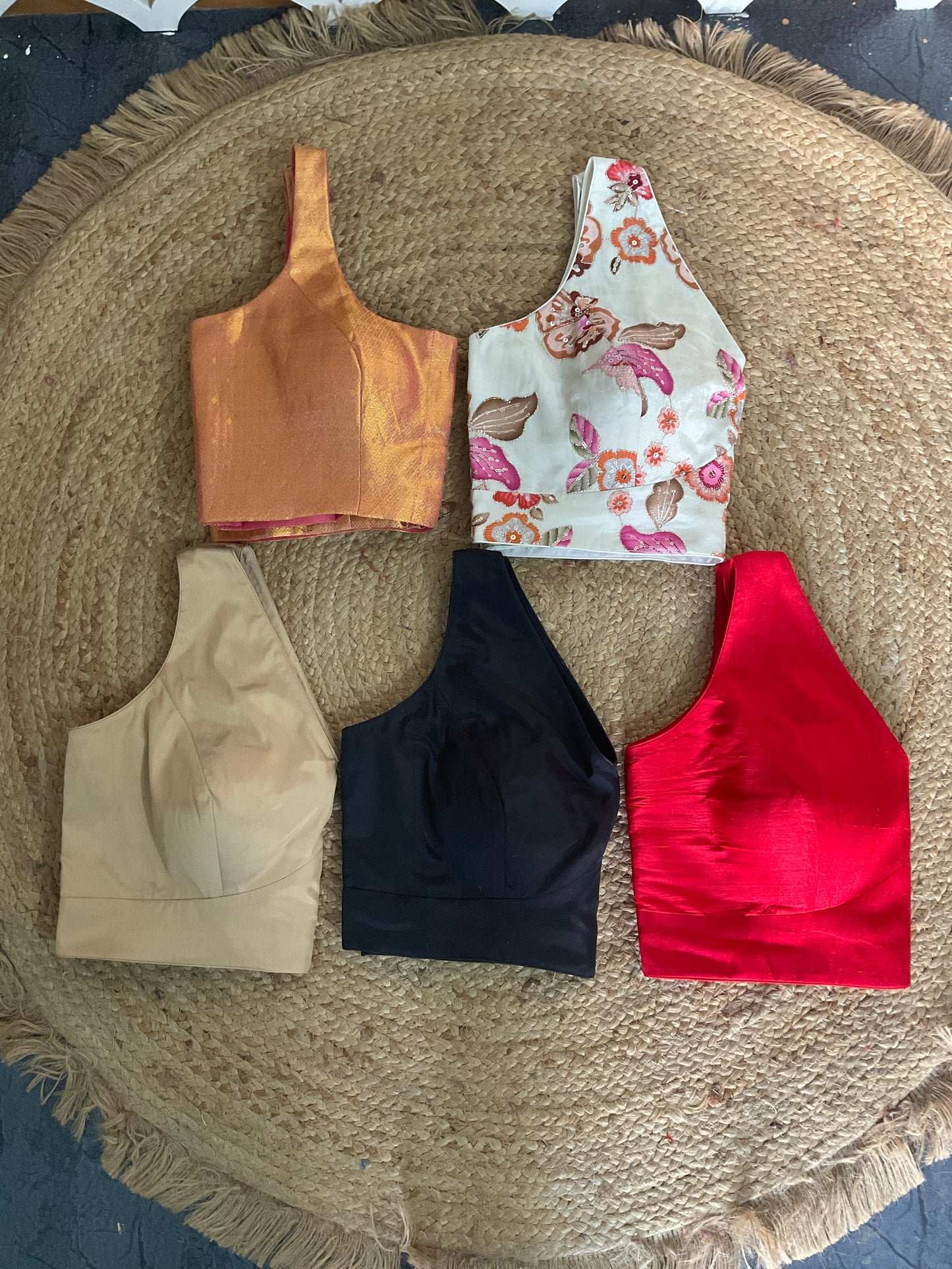 Crape embroidery sleeveless blouse
