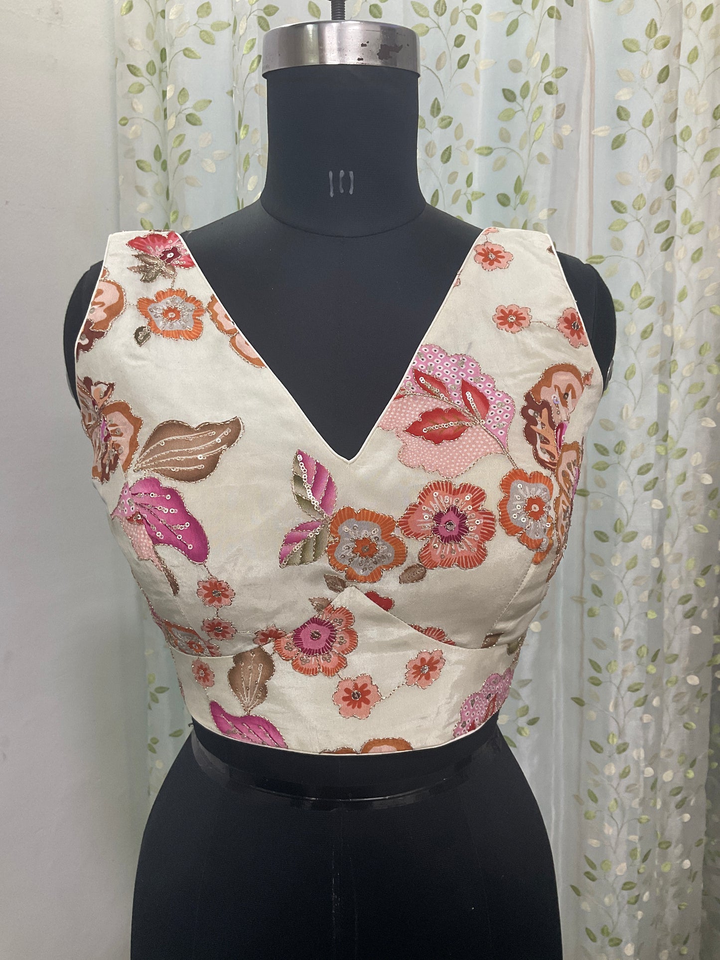Crape embroidery sleeveless blouse