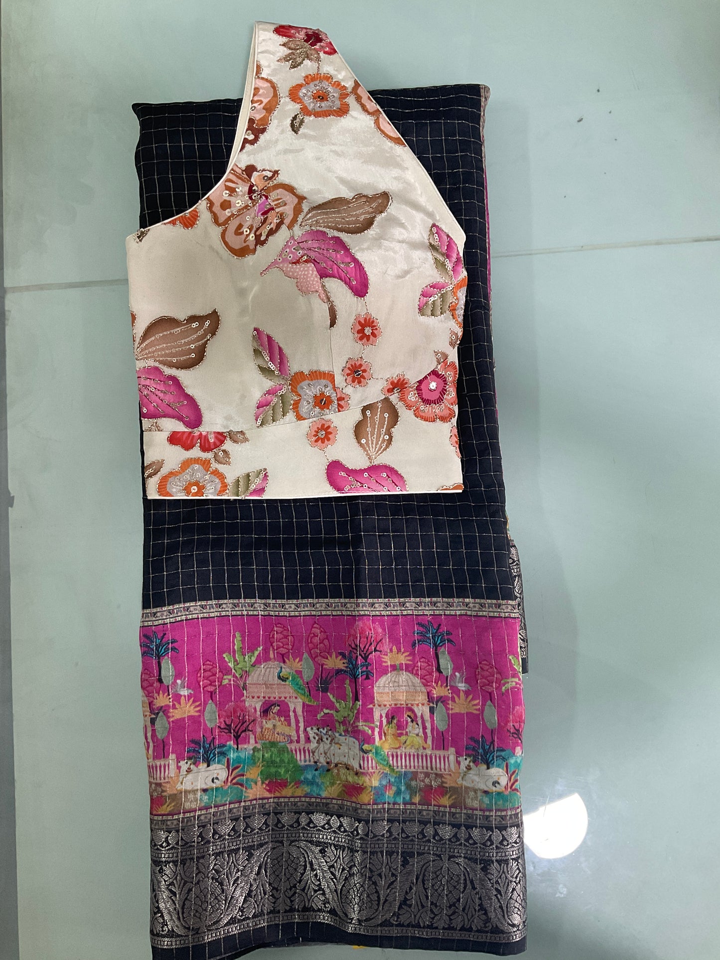 Crape embroidery sleeveless blouse